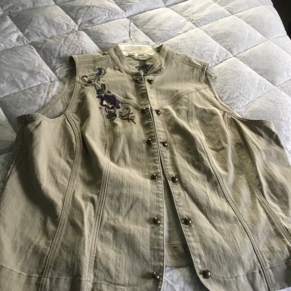 Beautifully embroidered vest, 1X. Beige - Picture 4 of 4